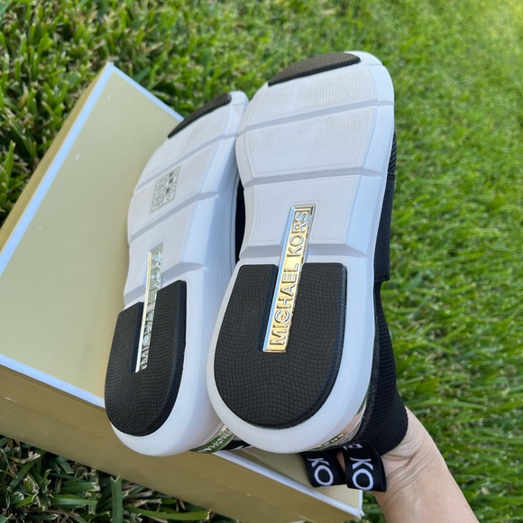 Michael Kors Sterling Bootie Textured Knit Black/Silver - Picture 4 of 4